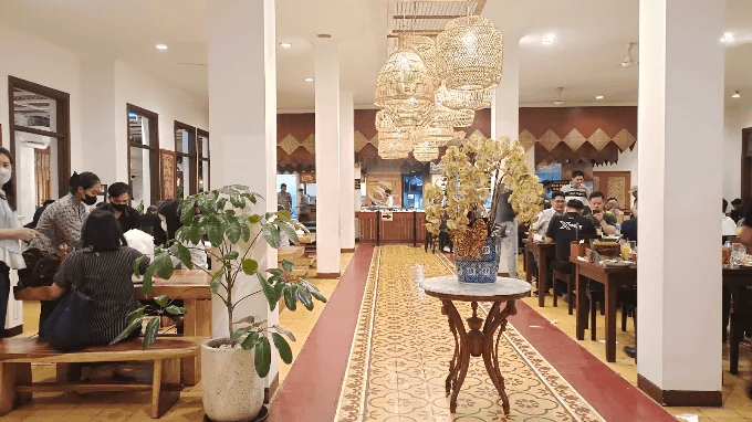 Suasana Makan Siang